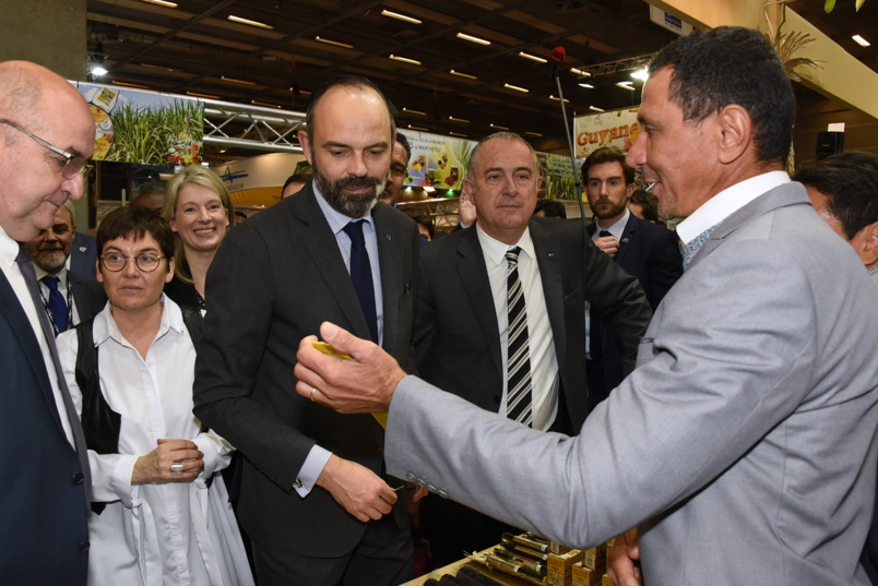 Arrivée sur un stand réunionnais... Elle a l'air un peu inquiète madame Girardin...