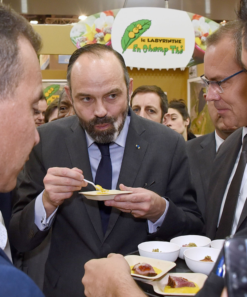 Edouard Philippe a quand même eu le temps de faire une rapide dégustation de produits réunionnais