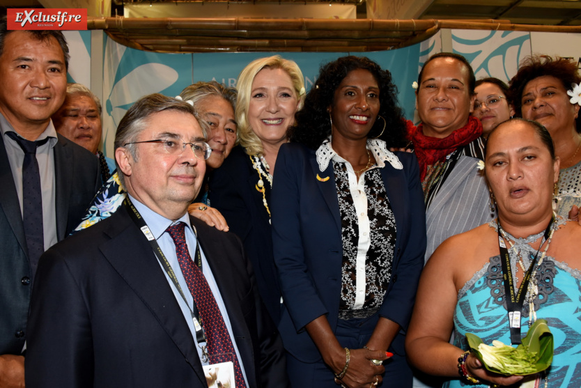 Visite de Marine Le Pen au stand de la Polynésie française. Photo de famille avec Steeve Lefoc, directeur de cabinet Tearii Alpha, André Rougé, député européen RN et Délégué national Outre-mer du RN, Yvette Temauri, présidente de la Chambre d'Agriculture Polynésie française, Maxette Pirbakas, députée européenne RN, Heia Teina (Agricultrice de Papara),...