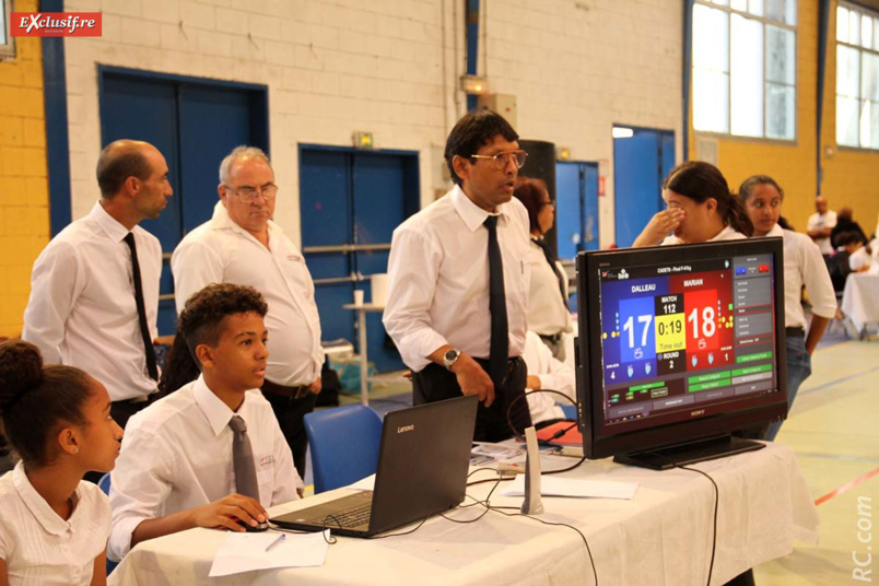 Les officiels particulièrement attentifs à la table de marque Les officiels particulièrement attentifs à la table de marque