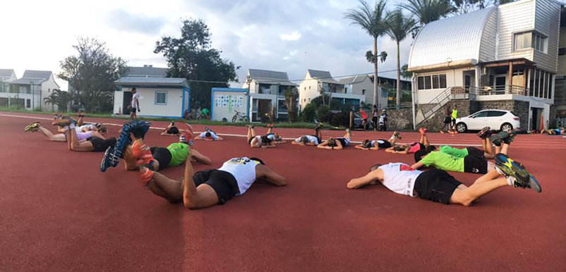 Entraînement collectif au stade de Bois d’Olives Entraînement collectif au stade de Bois d’Olives