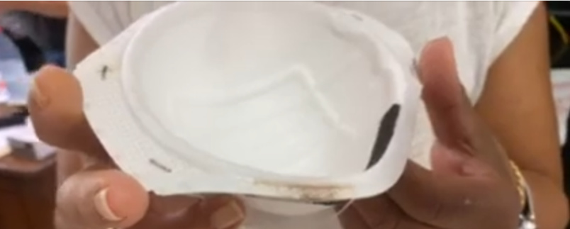 Masque moisi arrivé chez une pharmacienne (photo extraite d'une vidéo Imaz Press Réunion). Un contrôle visuel suffit pour voir que c'est défectueux Masque moisi arrivé chez une pharmacienne (photo extraite d'une vidéo Imaz Press Réunion). Un contrôle visuel suffit pour voir que c'est défectueux