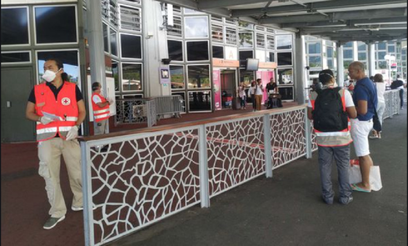 Arrivée à l'aréoport, direction lieu d'hébergement réquisitionné pendant 14 jours (photo La 1ère)