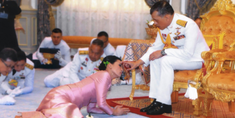 Un harem de 20 femmes soumises avec le roi...