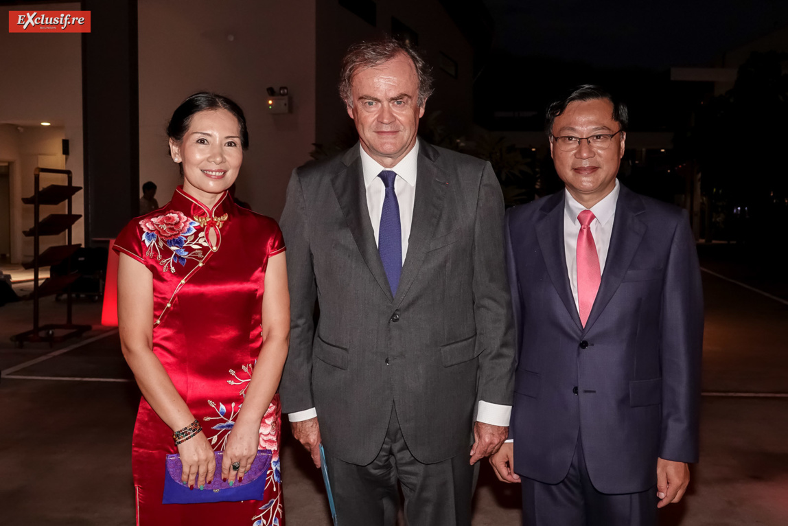 Dong Zhijiao, épouse de Chen Zhihong, Amaury de Saint-Quentin, Préfet de La Réunion, et Chen Zhihong, Consul Général de la République populaire de Chine à La Réunion