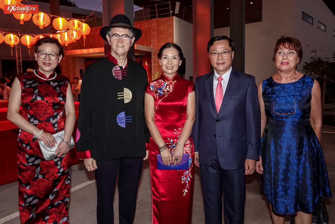 Yang Qing, vice-consule générale de Chine à La Réunion, René-Louis Pastel, président de la Cité des Arts, Dong Zhijiao, son époux Chen Zhihong, Consul Général de la République populaire de Chine à La Réunion, et Martine Pestel