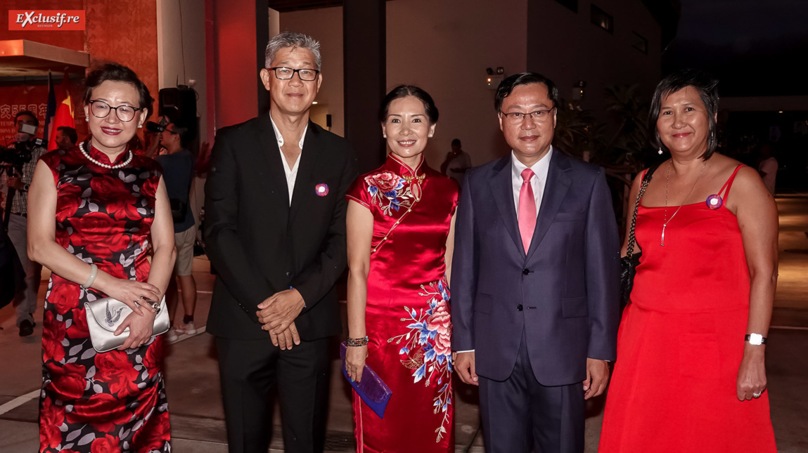 Yang Qing, vice-consule générale de Chine à La Réunion, Michel You-Seen, président AEFC Saint-Paul, Dong Zhijiao, son époux Chen Zhihong, Consul Général de la République populaire de Chine à La Réunion, et Benjamine You-Seen