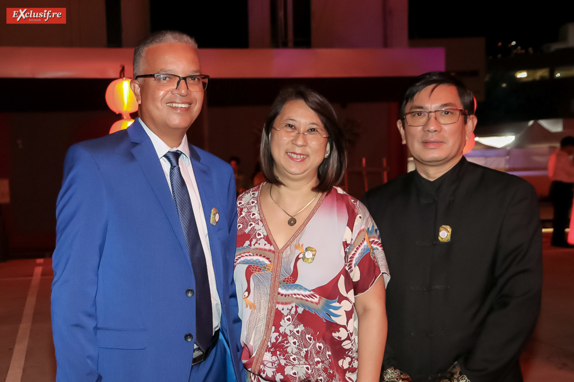 Cyrille Melchior, président du Conseil Départemental, Nathalie et Daniel Thiaw-Wing-Kaï, président de la Fédération des Associations Chinoises (FAC) de La Réunion Cyrille Melchior, président du Conseil Départemental, Nathalie et Daniel Thiaw-Wing-Kaï, président de la Fédération des Associations Chinoises (FAC) de La Réunion
