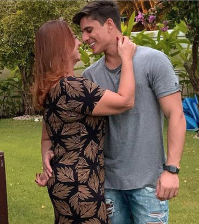 Elle 52 ans, lui 22 ans: en amour, l'âge ne compte pas n'est-ce pas? Elle 52 ans, lui 22 ans: en amour, l'âge ne compte pas n'est-ce pas?