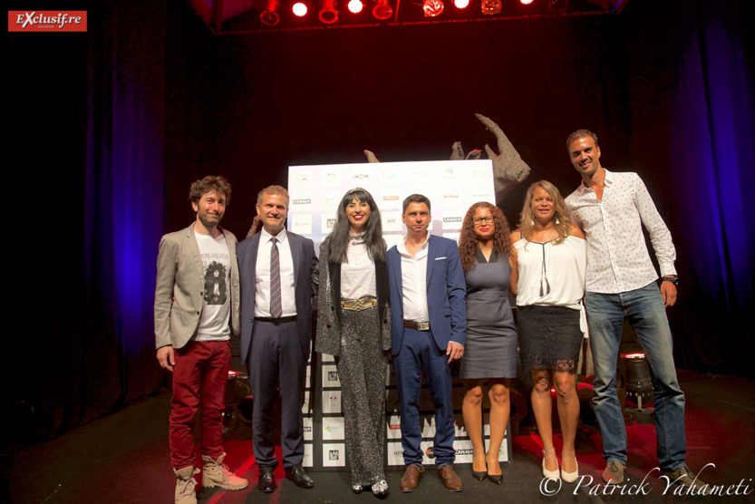 Avec les collaborateurs du maire de Saint-Philippe Avec les collaborateurs du maire de Saint-Philippe