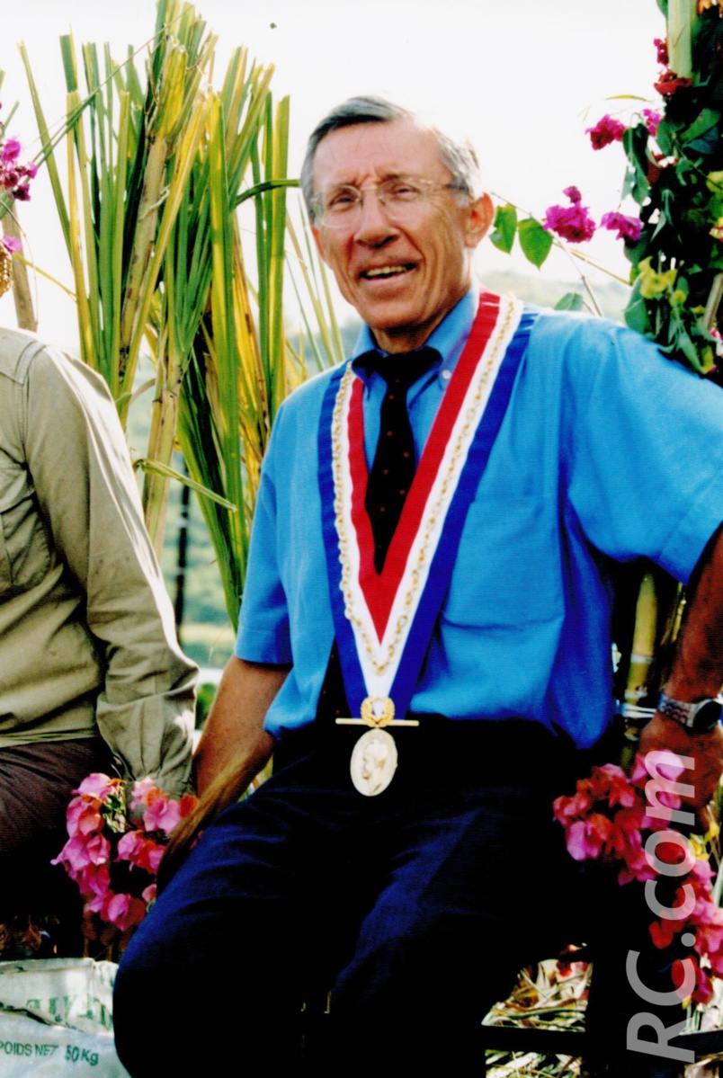 Le maire Daniel Tholozan est arrivé en charrette boeuf Le maire Daniel Tholozan est arrivé en charrette boeuf