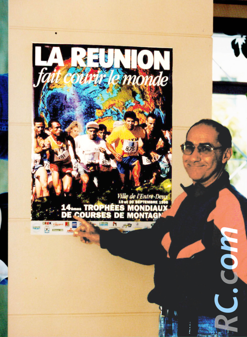Axel Hoareau devant l’affiche des Trophées Mondiaux