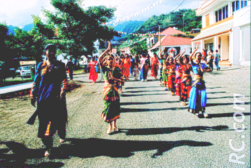 Défilé dans les rues de l’Entre-Deux Défilé dans les rues de l’Entre-Deux
