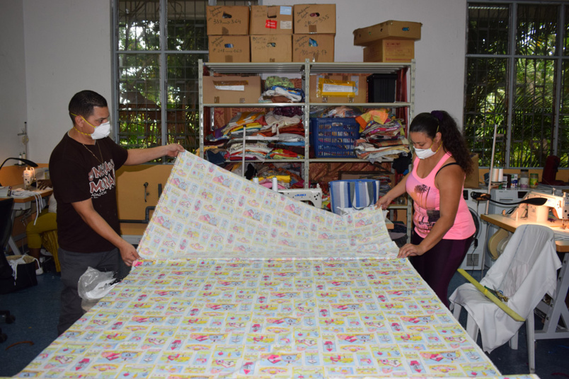 Confection de masques: le Préfet visite visite l’atelier de TiTang Récup’ Confection de masques: le Préfet visite visite l’atelier de TiTang Récup’