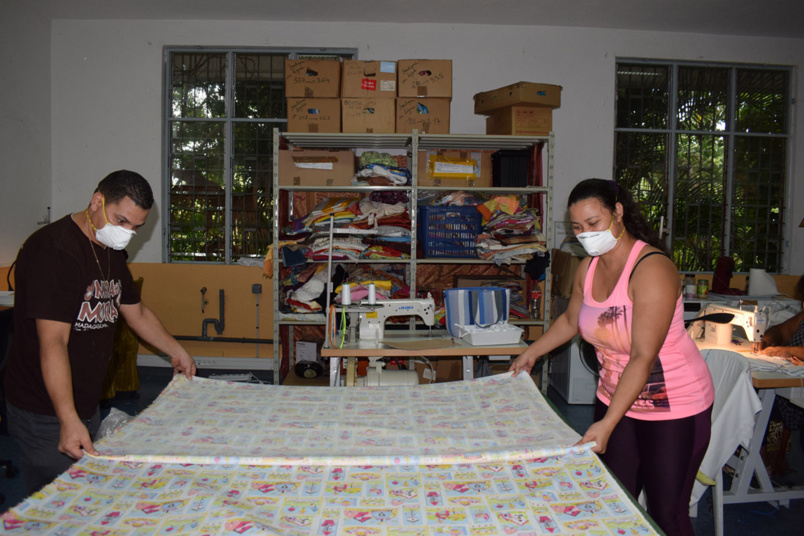 Confection de masques: le Préfet visite visite l’atelier de TiTang Récup’ Confection de masques: le Préfet visite visite l’atelier de TiTang Récup’