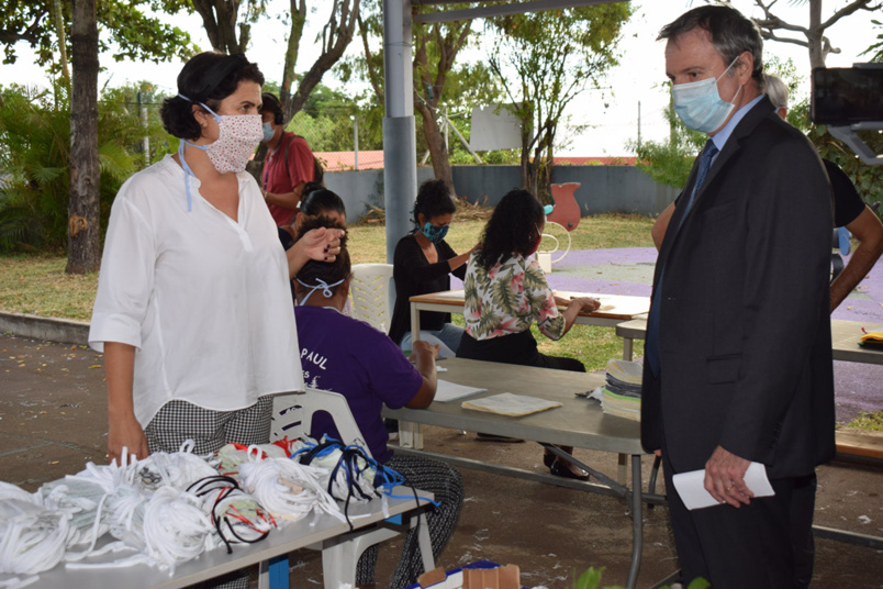 Confection de masques: le Préfet visite visite l’atelier de TiTang Récup’ Confection de masques: le Préfet visite visite l’atelier de TiTang Récup’