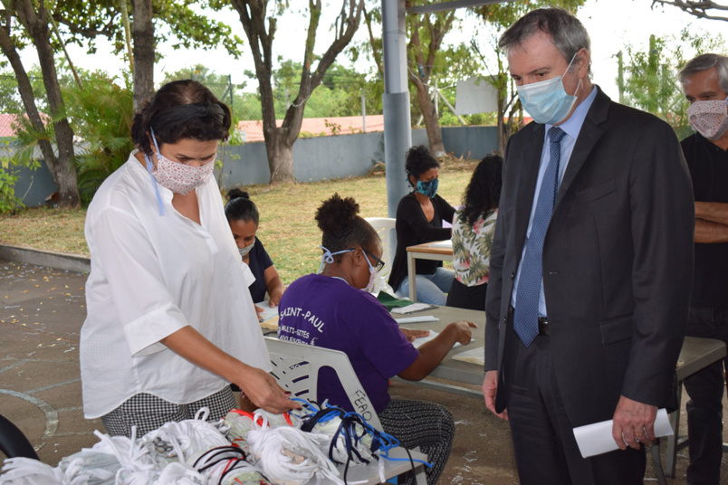 Confection de masques: le Préfet visite visite l’atelier de TiTang Récup’ Confection de masques: le Préfet visite visite l’atelier de TiTang Récup’