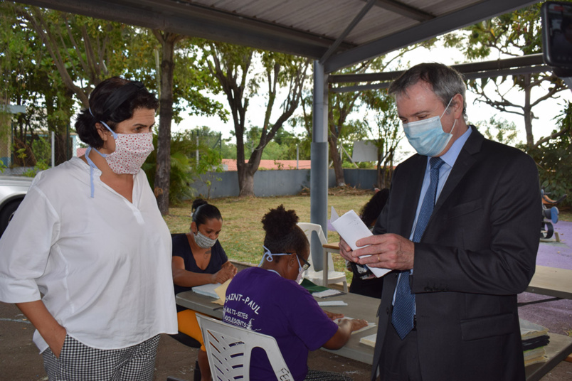 Confection de masques: le Préfet visite visite l’atelier de TiTang Récup’ Confection de masques: le Préfet visite visite l’atelier de TiTang Récup’