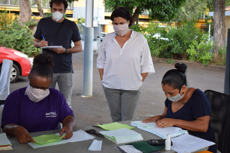 Confection de masques: le Préfet visite visite l’atelier de TiTang Récup’ Confection de masques: le Préfet visite visite l’atelier de TiTang Récup’
