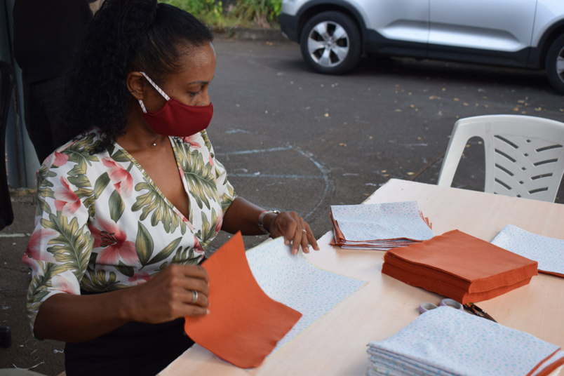 Confection de masques: le Préfet visite visite l’atelier de TiTang Récup’ Confection de masques: le Préfet visite visite l’atelier de TiTang Récup’