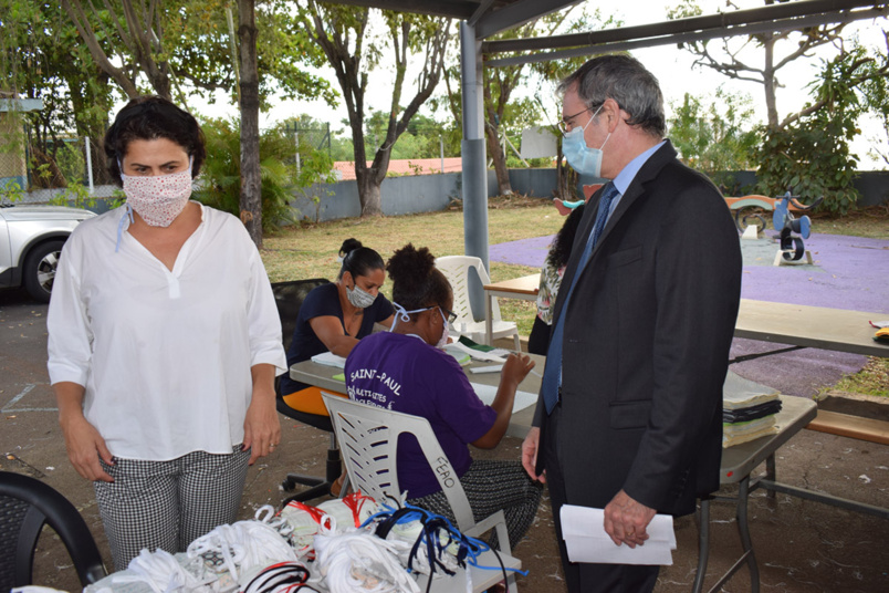 Confection de masques: le Préfet visite visite l’atelier de TiTang Récup’ Confection de masques: le Préfet visite visite l’atelier de TiTang Récup’