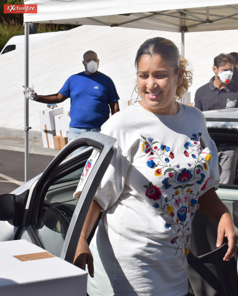 La représentante de cette assocation a le sourire et on la comprend. Enfin des masques! La représentante de cette assocation a le sourire et on la comprend. Enfin des masques!