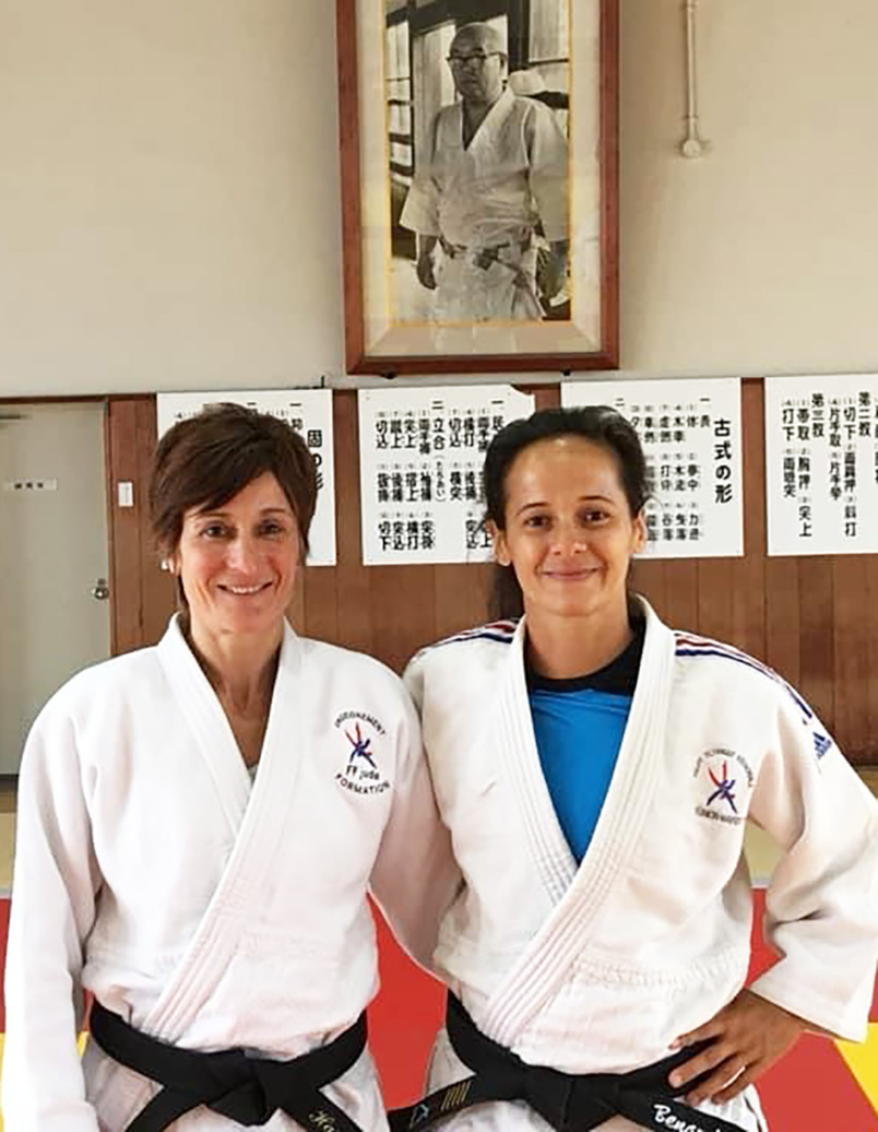 Natacha Bénard (tee-shirt bleu), judokate émérite