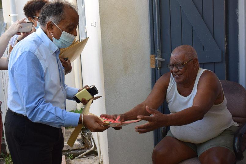 La Mairie de Saint-Denis a distribué des masques aux seniors de la ville La Mairie de Saint-Denis a distribué des masques aux seniors de la ville