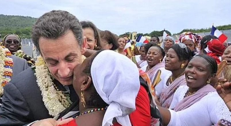 Nicolas Sarkozy, fier comme Artaban, était venu confirmer que la départementalisation était acquise, mais pour la cérémonie officielle, il n'est pas venu pour ne pas froisser les Comores Nicolas Sarkozy, fier comme Artaban, était venu confirmer que la départementalisation était acquise, mais pour la cérémonie officielle, il n'est pas venu pour ne pas froisser les Comores