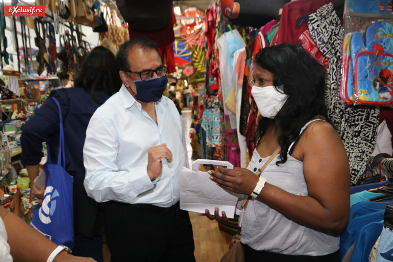 La CCIR distribue des masques aux commerçants du centre-ville de Saint-Denis La CCIR distribue des masques aux commerçants du centre-ville de Saint-Denis