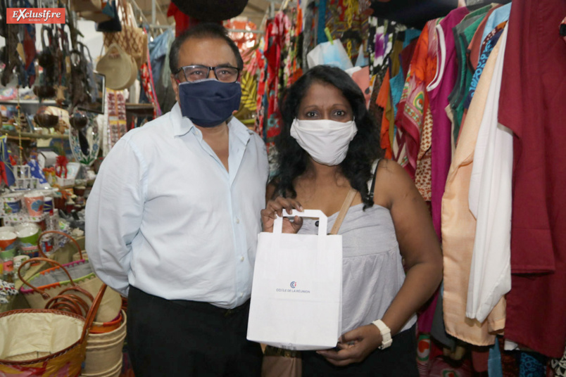 La CCIR distribue des masques aux commerçants du centre-ville de Saint-Denis La CCIR distribue des masques aux commerçants du centre-ville de Saint-Denis