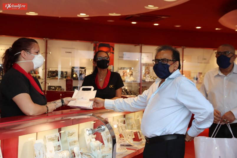 La CCIR distribue des masques aux commerçants du centre-ville de Saint-Denis La CCIR distribue des masques aux commerçants du centre-ville de Saint-Denis