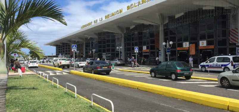 Une seule entrée (porte E), et aucun accompagnant dans l'aérogare (sauf cas particuliers) Une seule entrée (porte E), et aucun accompagnant dans l'aérogare (sauf cas particuliers)