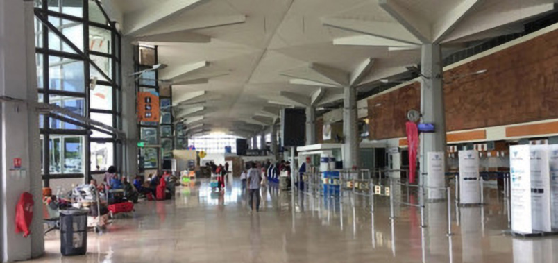 Le voyageur devra suivre un parcours bien défini, des équipements de sécurité sanitaire ont été installés Le voyageur devra suivre un parcours bien défini, des équipements de sécurité sanitaire ont été installés