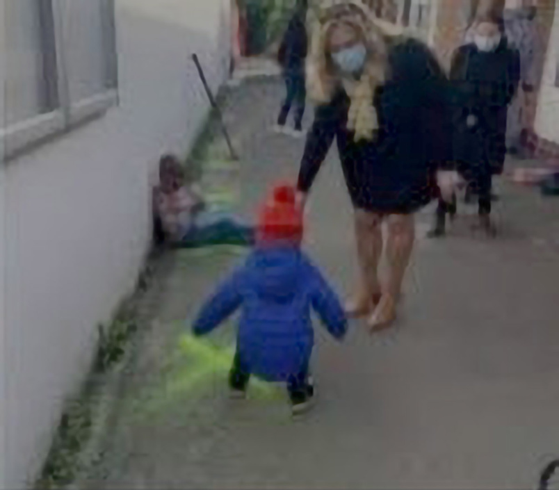 Chaque enfant sur sa croix jaune...