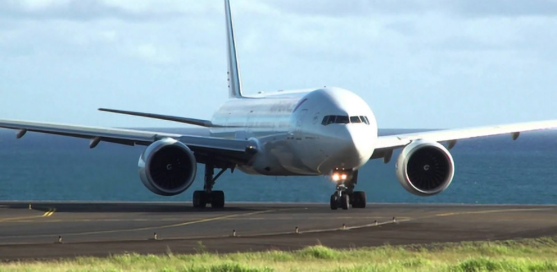 A l'arrivée de l'avion, direction centre dédié ou domicile sous surveillance