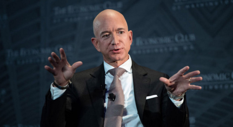 Jeff Bezos, patron d'Amazon, est l'homme le plus riche du monde, sa fortune personnelle est estimée à plus de 130 milliards d'euros! Jeff Bezos, patron d'Amazon, est l'homme le plus riche du monde, sa fortune personnelle est estimée à plus de 130 milliards d'euros!