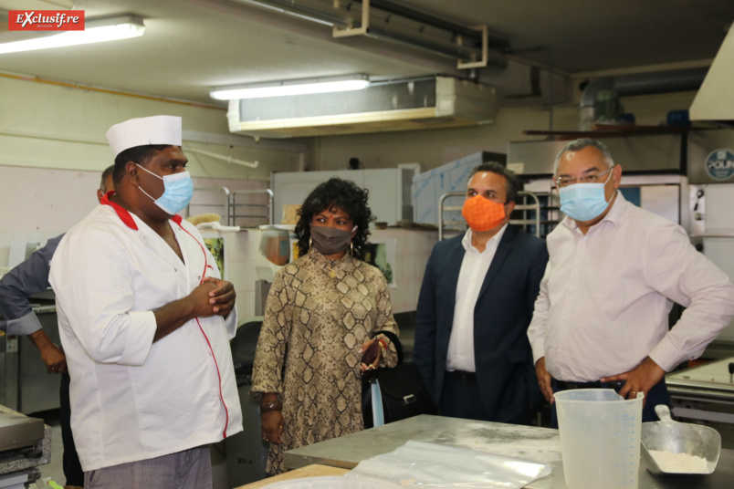 A l'atelier Boulangerie: Willy Ellama, professeur, Marie-Pierre Lafosse, élue de la CMAR, Didier Robert et Bernard Picardo A l'atelier Boulangerie: Willy Ellama, professeur, Marie-Pierre Lafosse, élue de la CMAR, Didier Robert et Bernard Picardo