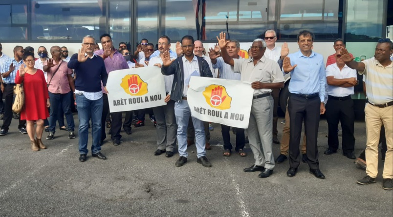 Un mouvement de colère qui a réuni tous les transporteurs de voyageurs de l'île Un mouvement de colère qui a réuni tous les transporteurs de voyageurs de l'île