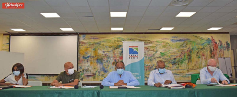 Henriette Galien, directrice de cabinet, Jacques Lowinsky, 1er adjoint, Gilbert Annette, maire de Saint-Denis, Albert Marimoutou, directeur général des services, et Jean-François Hoareau, adjoint et président du CCAS Henriette Galien, directrice de cabinet, Jacques Lowinsky, 1er adjoint, Gilbert Annette, maire de Saint-Denis, Albert Marimoutou, directeur général des services, et Jean-François Hoareau, adjoint et président du CCAS