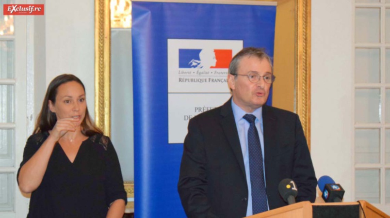 Jacques Billant, Préfet de La Réunion? A ses côtés Charline Connan, interprète en langue des signes Jacques Billant, Préfet de La Réunion? A ses côtés Charline Connan, interprète en langue des signes