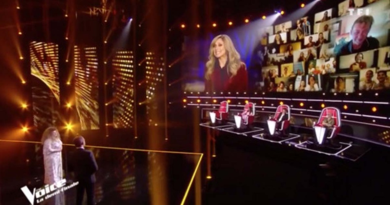 Pas de public, un mur d'écrans, 3 coachs sur le plateau, Lara Fabian en visioconférence Pas de public, un mur d'écrans, 3 coachs sur le plateau, Lara Fabian en visioconférence