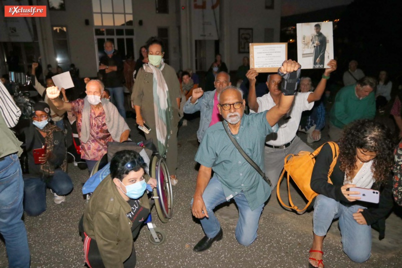 Genou à terre et poing levé pour Georges Floyd Genou à terre et poing levé pour Georges Floyd