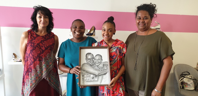 Nadia Attoumany et sa fille Maëlle Magdeleine, entourées de Catie Buscémi, présidente par intérim de l'ACP, et Adelaïde Payet, responsable des Animations ACP Nadia Attoumany et sa fille Maëlle Magdeleine, entourées de Catie Buscémi, présidente par intérim de l'ACP, et Adelaïde Payet, responsable des Animations ACP