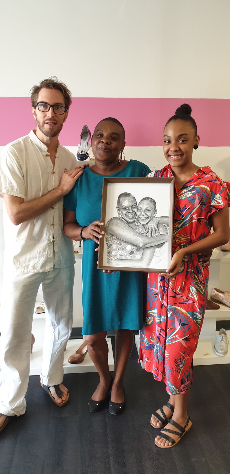 Nadia Attoumany et sa fille Maëlle Magdeleine avec l'artiste-peintre Jean Philippe Nadia Attoumany et sa fille Maëlle Magdeleine avec l'artiste-peintre Jean Philippe