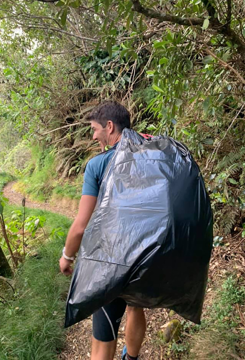 Sac-poubelle à la place du sac à dos... Sac-poubelle à la place du sac à dos...