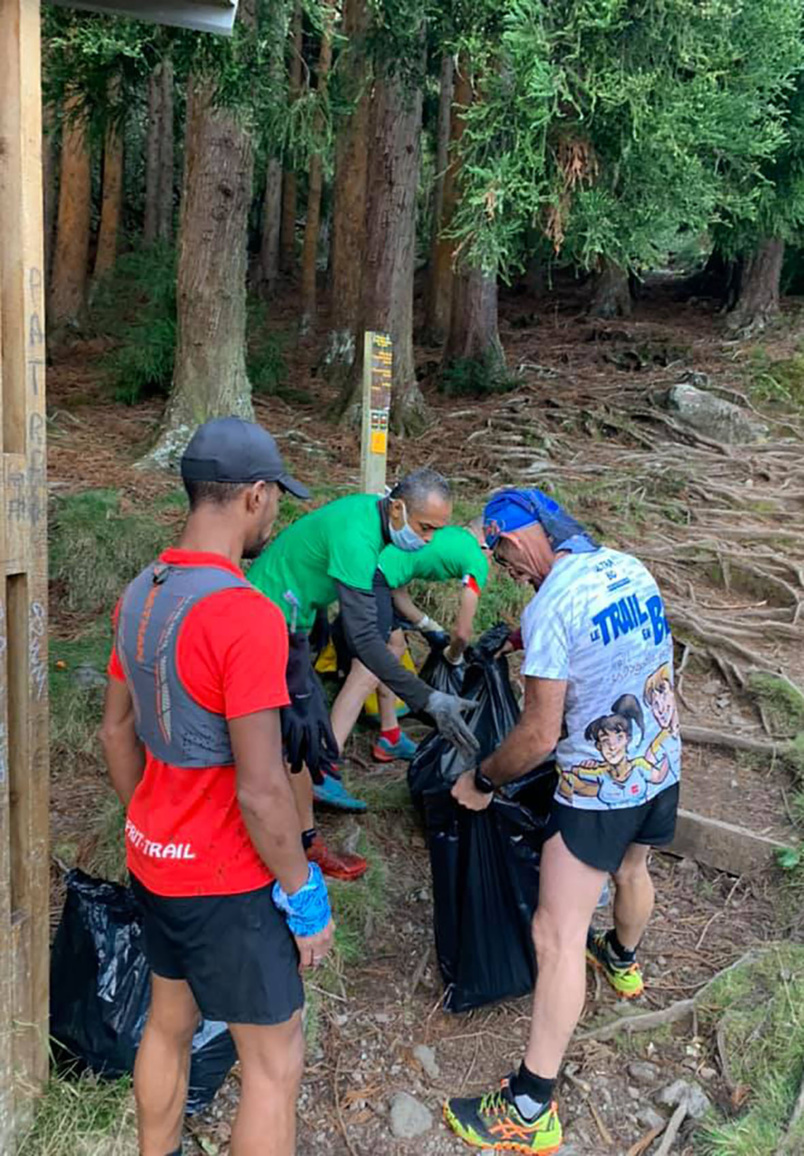 Piton des Neiges: «Allon met' nout' patrimoine propre!» Piton des Neiges: «Allon met' nout' patrimoine propre!»