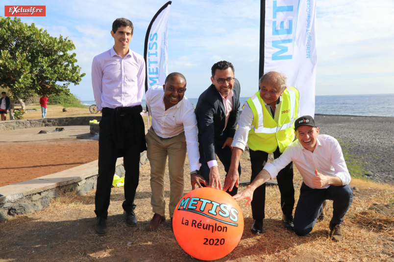 Yves Gauvin, directeur général adjoint SFR Réunion, Armand Sato, directeur technique Océan Indien Canal+ Télécom, Olivier Hoarau, maire du Port, Abdéali Goulamaly, et Xavier Hermesse, directeur général Zéop