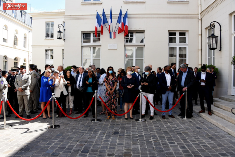 Selon la coutume, personnel du ministère et invités viennent saluer une dernière fois leur ministre et accueillir le nouveau...