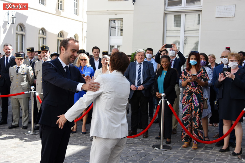 Le nouveau Ministre des Outre-mer, Sébastien Lecornu est accueilli par la ministre sortante, Annick Girardin